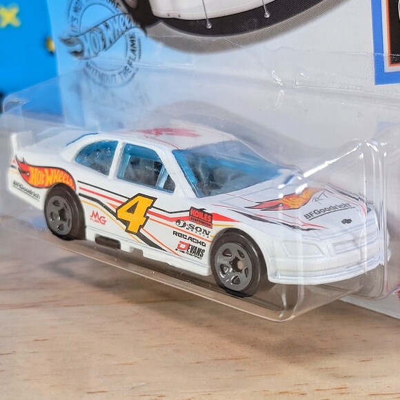 Hot Wheels 2012 Chevy Impala 2/5 209/250 HW Race Team 1:64 NOC - Picture 5 of 6